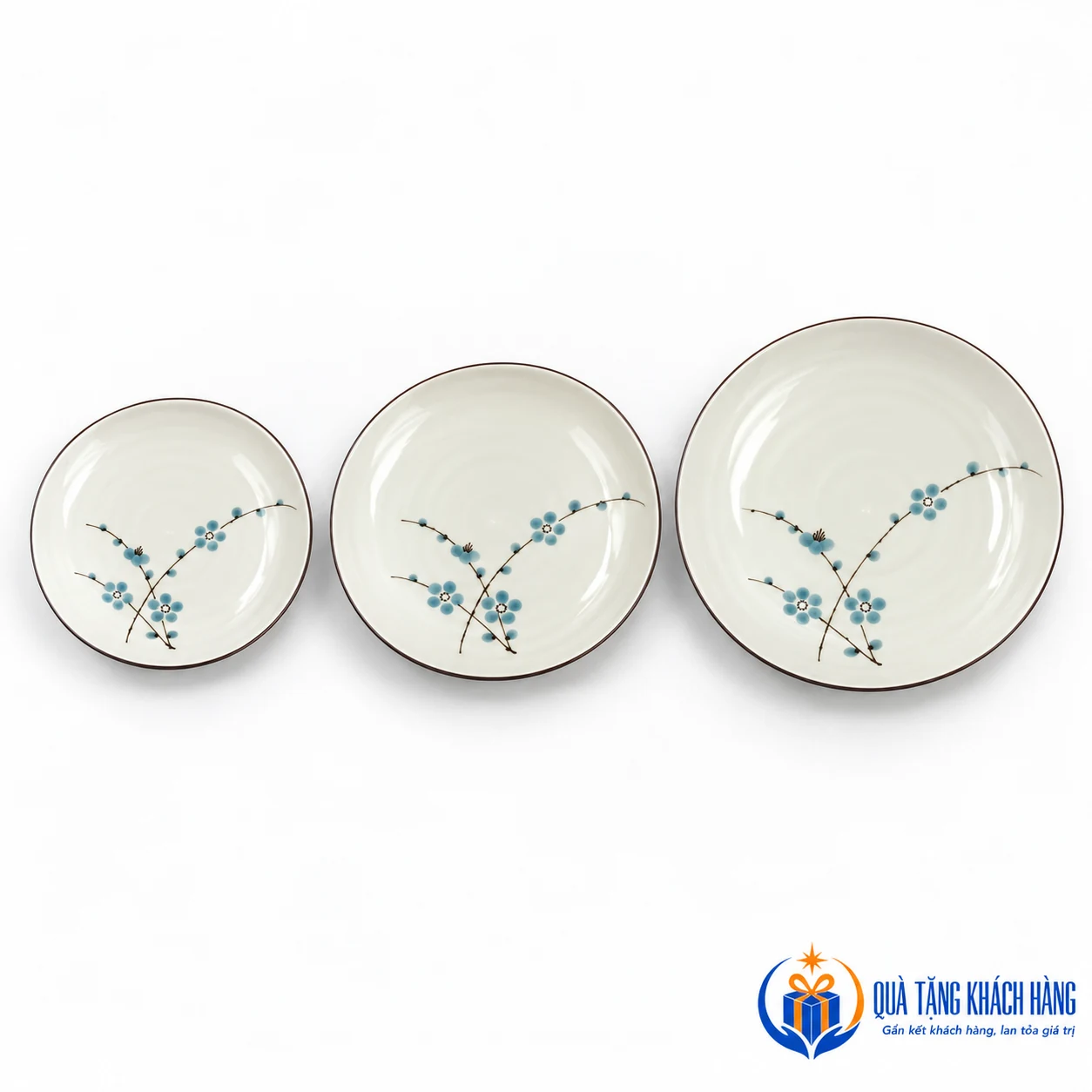 Ba cỡ đĩa sứ hoa xanh đặt cạnh nhau