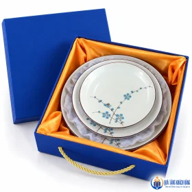 Hộp xanh lót lụa đựng bộ ba đĩa hoa xanh