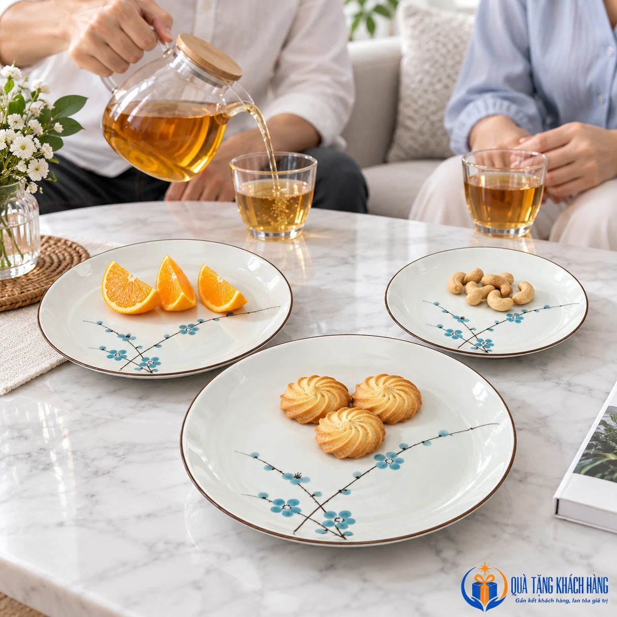 Bộ đĩa hoa xanh bày món nhẹ trên bàn trà