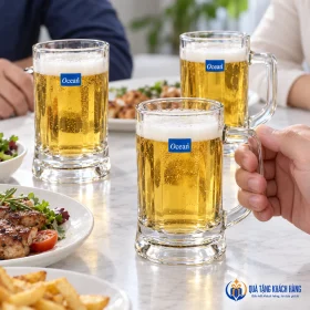 Ba cốc Ocean B0840 ở bàn ăn cùng bạn bè
