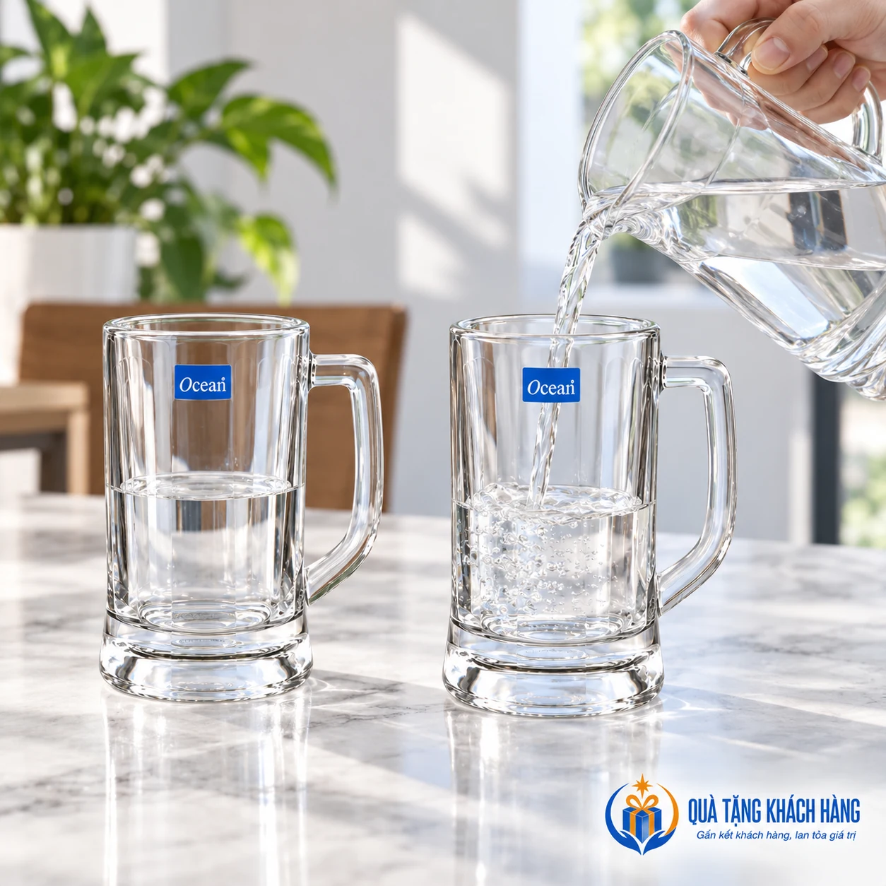 Rót nước vào cốc Ocean B0840 ở bàn tiếp khách