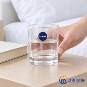 Đặt một ly Luminarc 19122 ở bàn cạnh giường