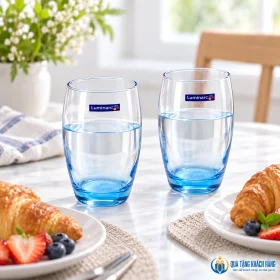 Hai ly Luminarc đáy xanh ở bàn ăn sáng