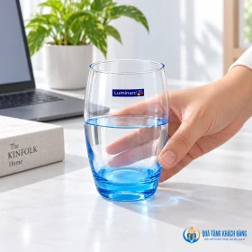 Đặt ly Luminarc đáy xanh ở góc làm việc