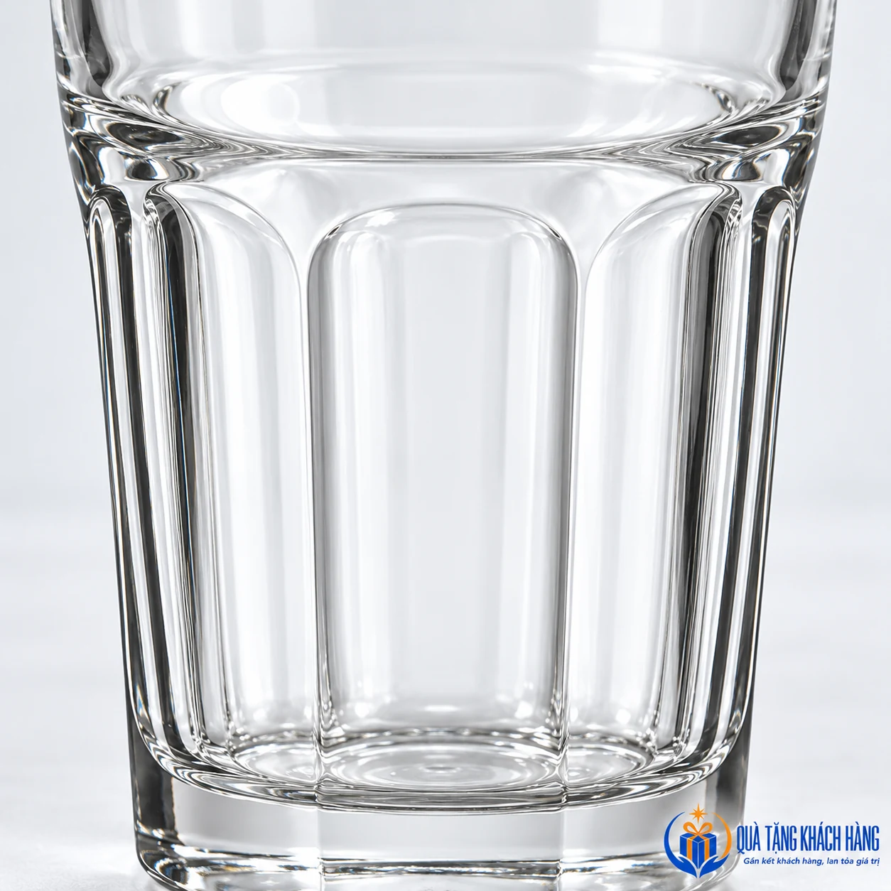 Cận phần thân khía dọc của ly Ocean P01963