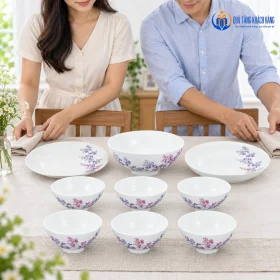 Chuẩn bị bàn ăn với đủ chín món Daisy Cỏ Tím