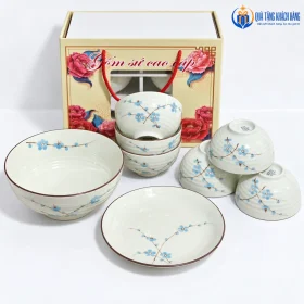 Hộp trong tư liệu cùng bộ men kem hoa xanh
