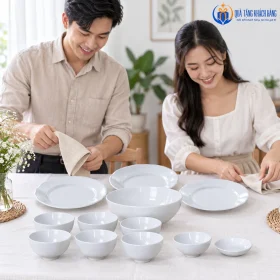Sắp bàn với bộ bát đĩa Trung Kiên mười hai món