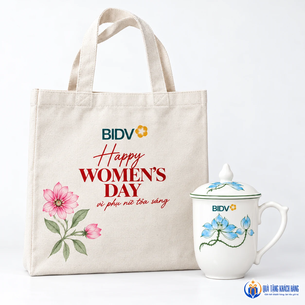 Túi canvas mở ra và cốc sứ sen xanh