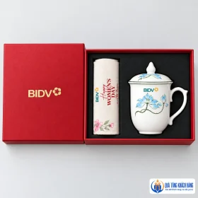 Túi cuộn và cốc có nắp trong khay riêng
