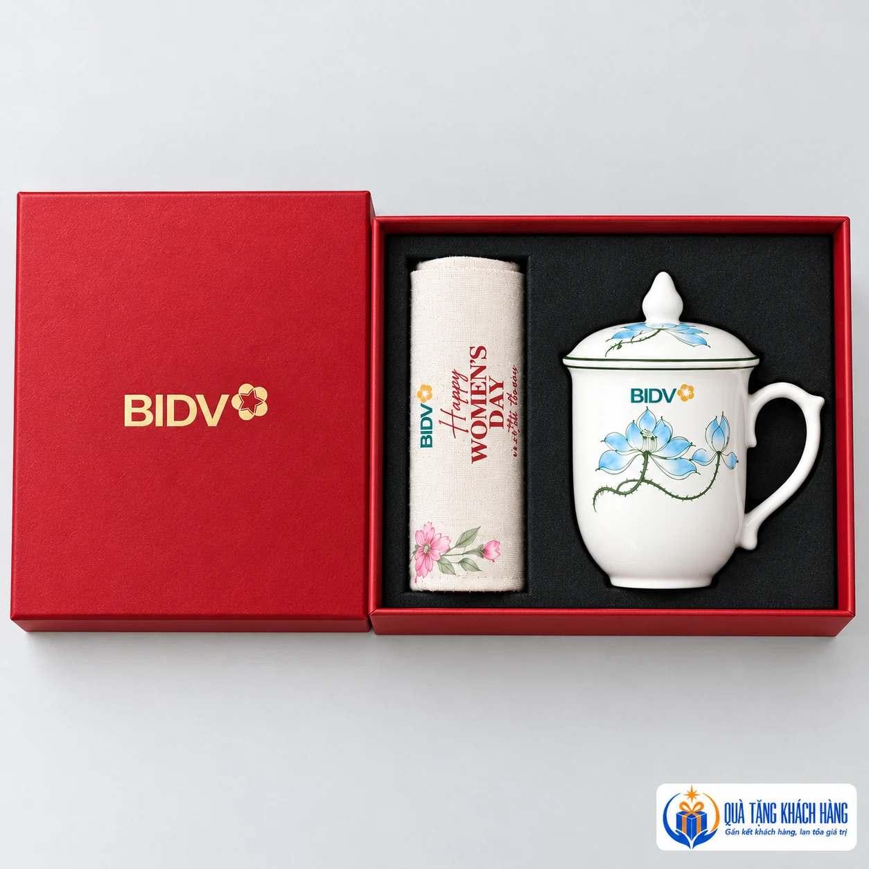 Túi cuộn và cốc có nắp trong khay riêng