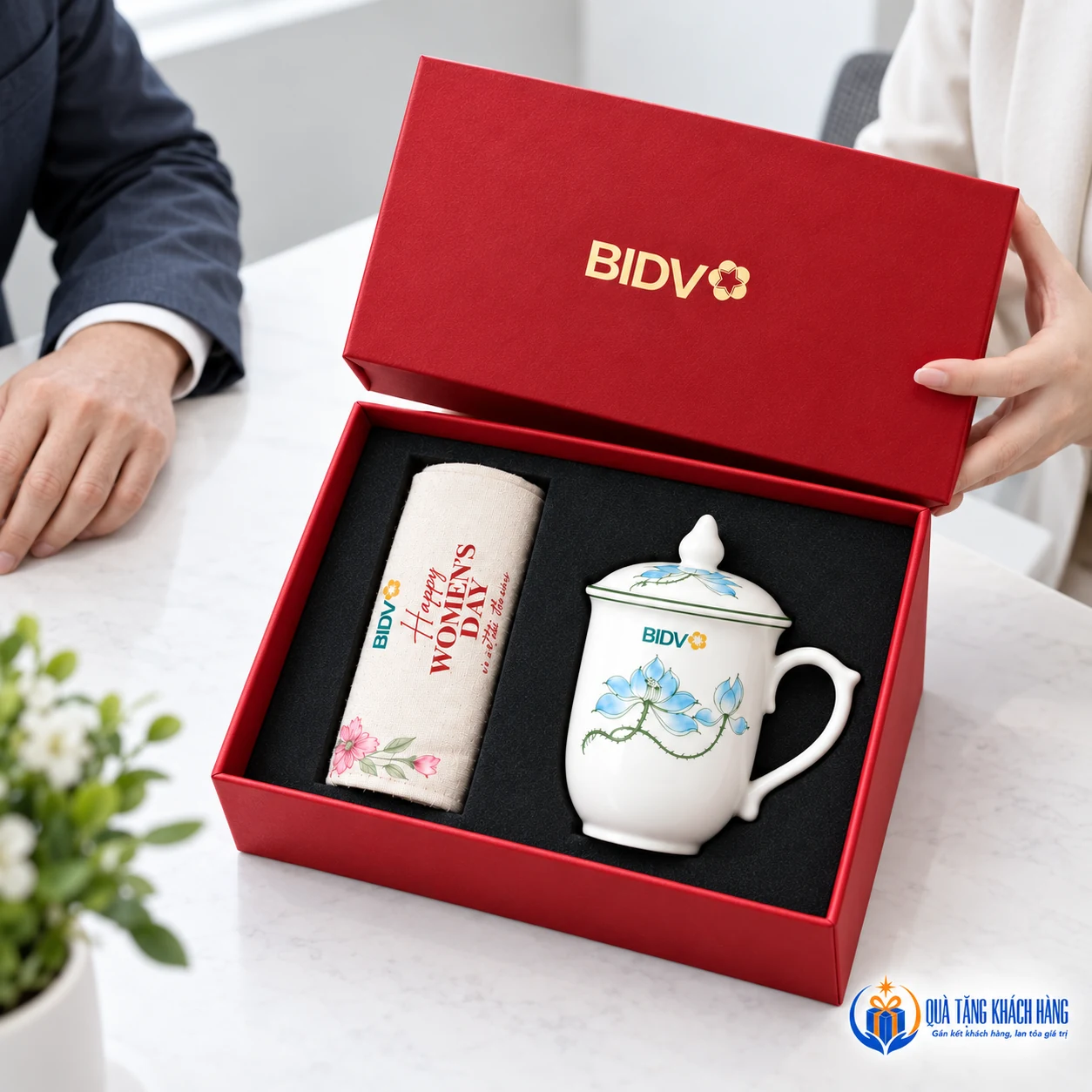 Minh họa mở bộ quà cốc sứ và túi canvas