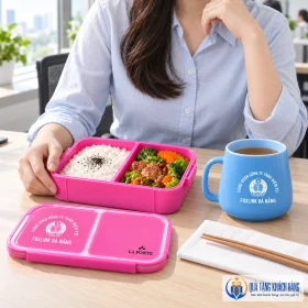 Hộp cơm và cốc sứ trong bữa trưa văn phòng