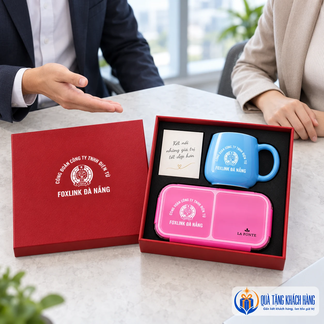 Minh họa mở bộ quà hộp cơm và cốc sứ