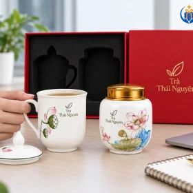 Cốc và hũ trà trong giờ nghỉ tại bàn