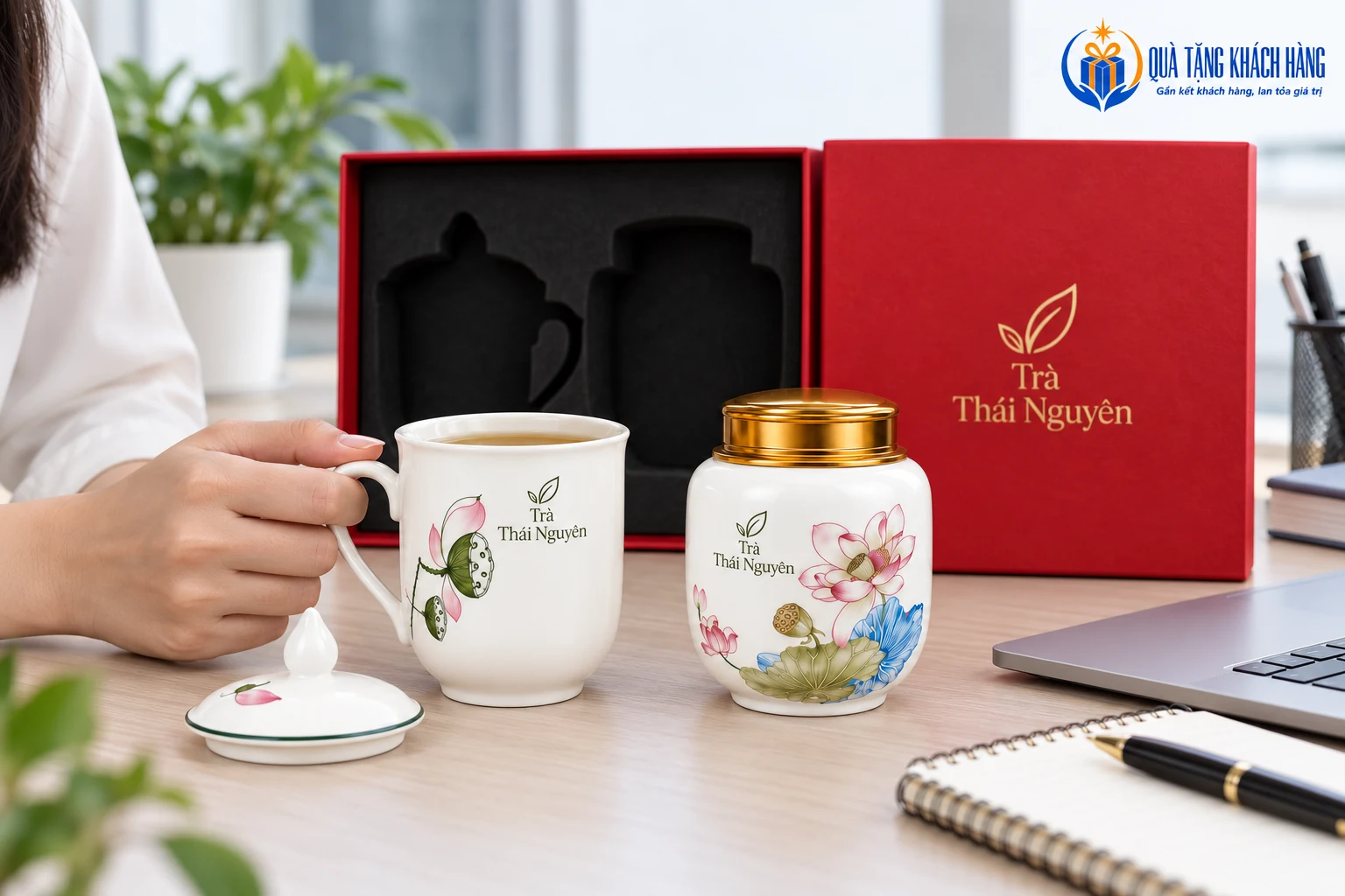 Cốc và hũ trà trong giờ nghỉ tại bàn