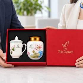 Minh họa trao bộ quà hũ trà và cốc sứ