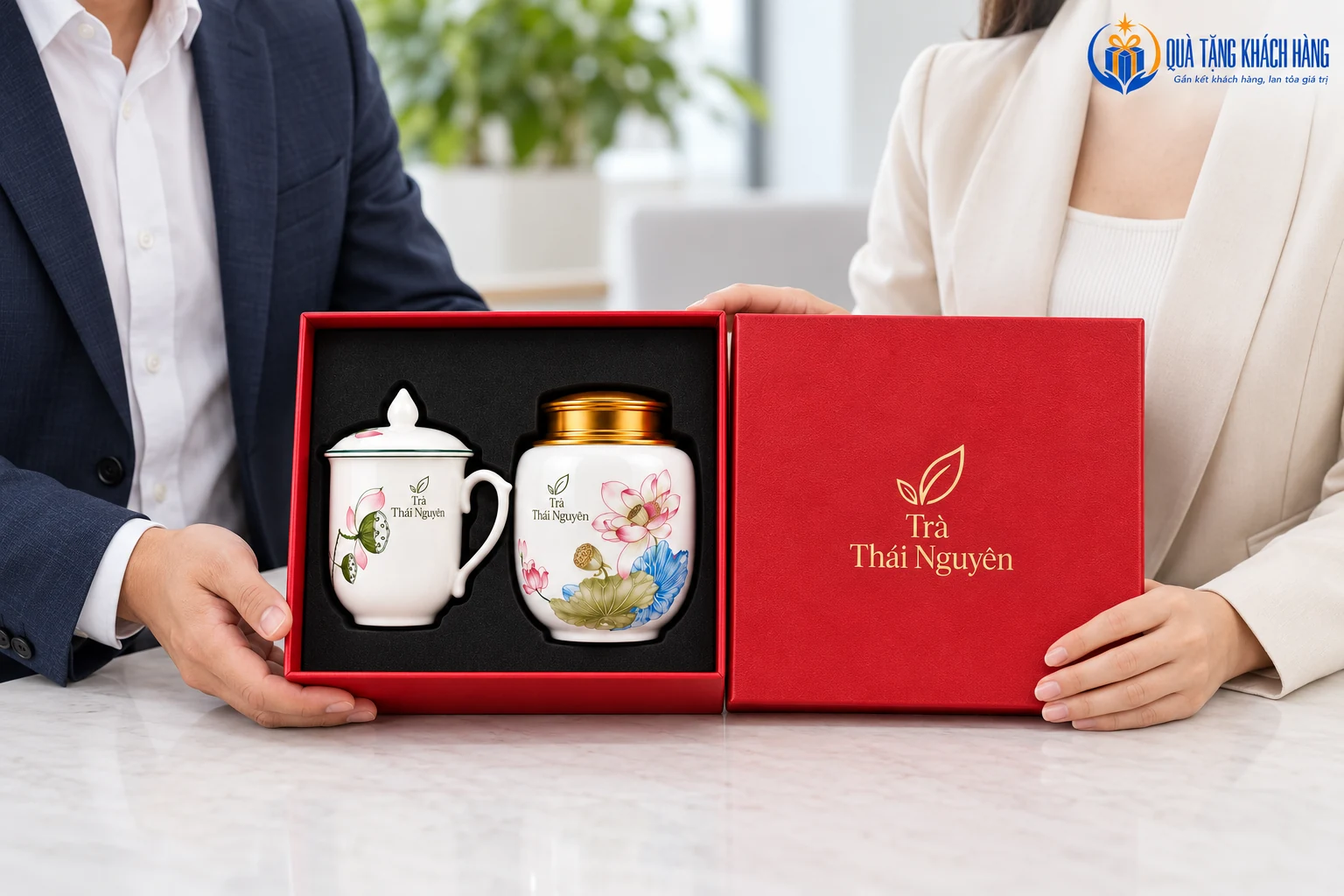 Minh họa trao bộ quà hũ trà và cốc sứ