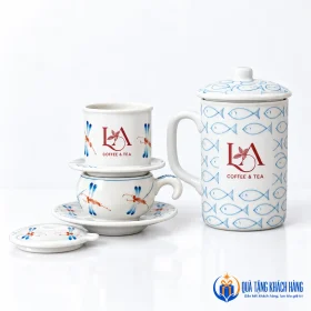 Phin sứ lắp trên cốc nhỏ cạnh cốc cao