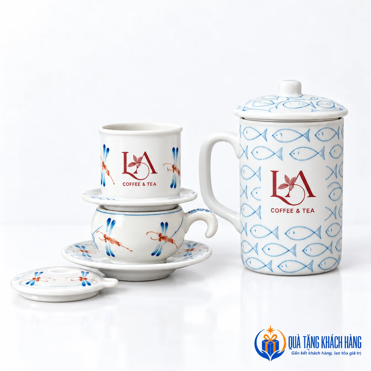 Phin sứ lắp trên cốc nhỏ cạnh cốc cao