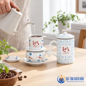 Minh họa pha cà phê bằng phin sứ Bát Tràng