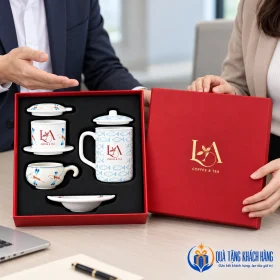 Minh họa trao bộ phin cà phê và cốc sứ