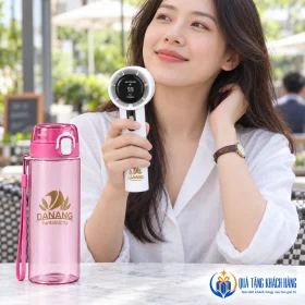 Minh họa cầm quạt mini tại quán ngoài trời