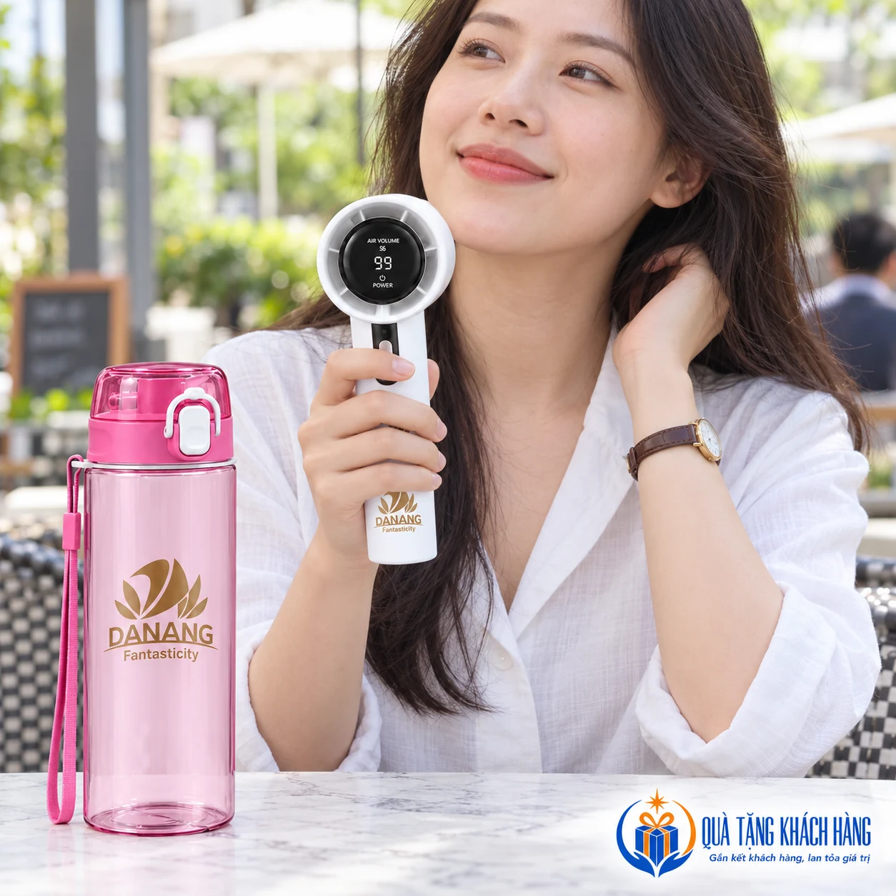 Minh họa cầm quạt mini tại quán ngoài trời