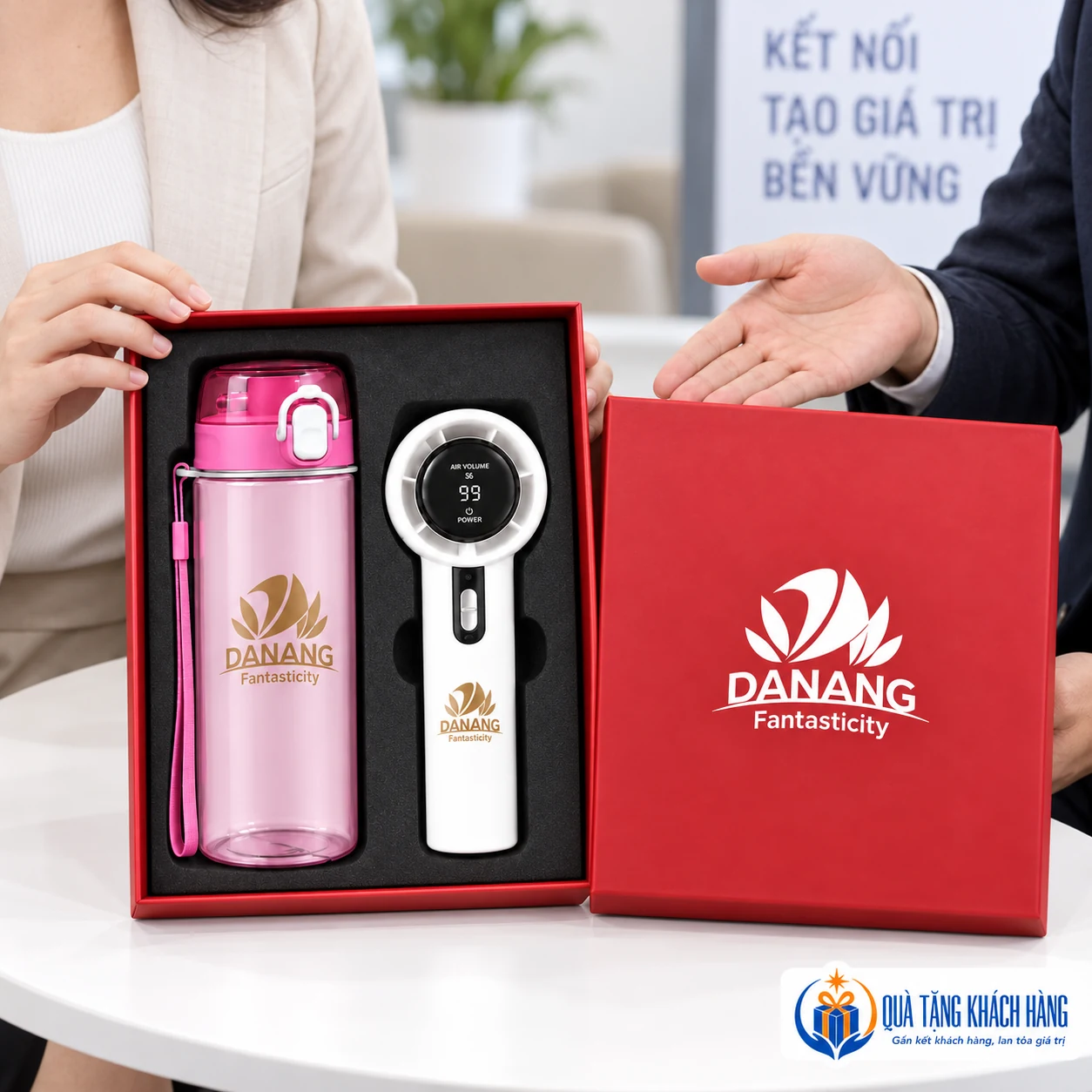 Minh họa mở bộ quà quạt mini và bình nước