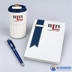 Chi tiết bìa sổ, bút xanh và bình