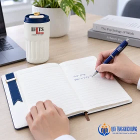 Minh họa dùng sổ và bút tại bàn làm việc