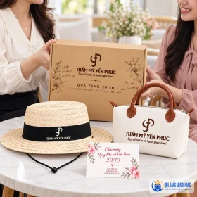 Minh họa trao bộ túi cói và mũ lá buông