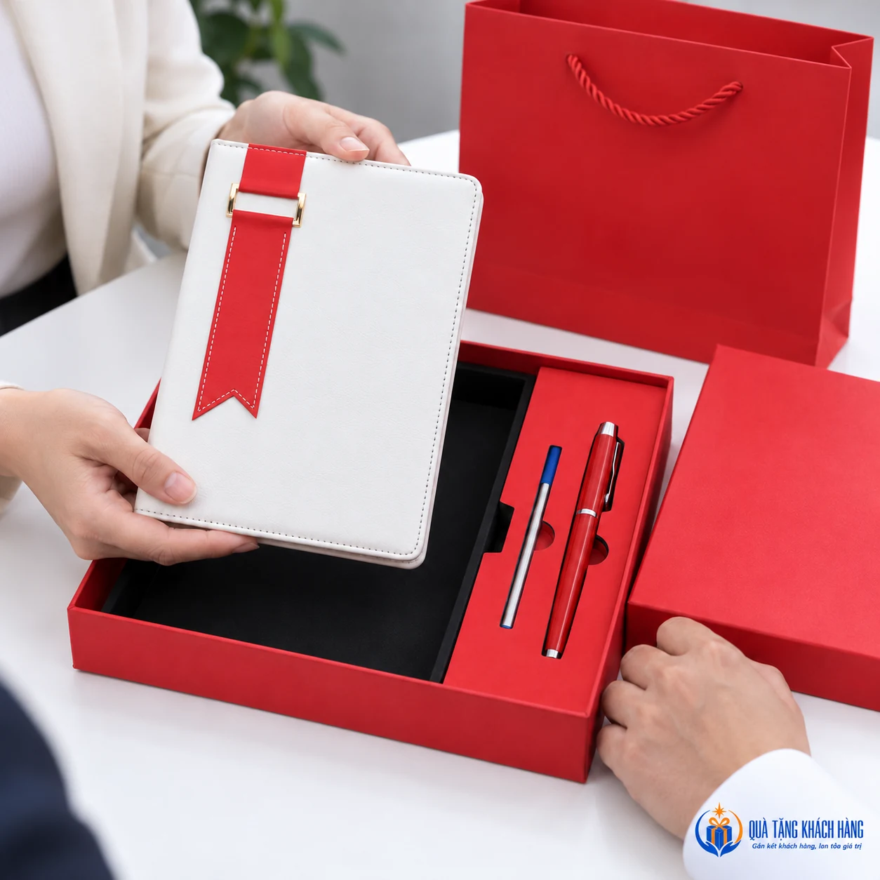 Minh họa người nhận xem sổ trắng dải đỏ trong bộ quà
