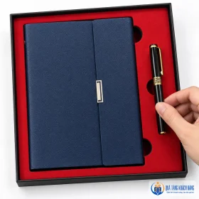 Cách đặt sổ còng và bút trong khay đỏ