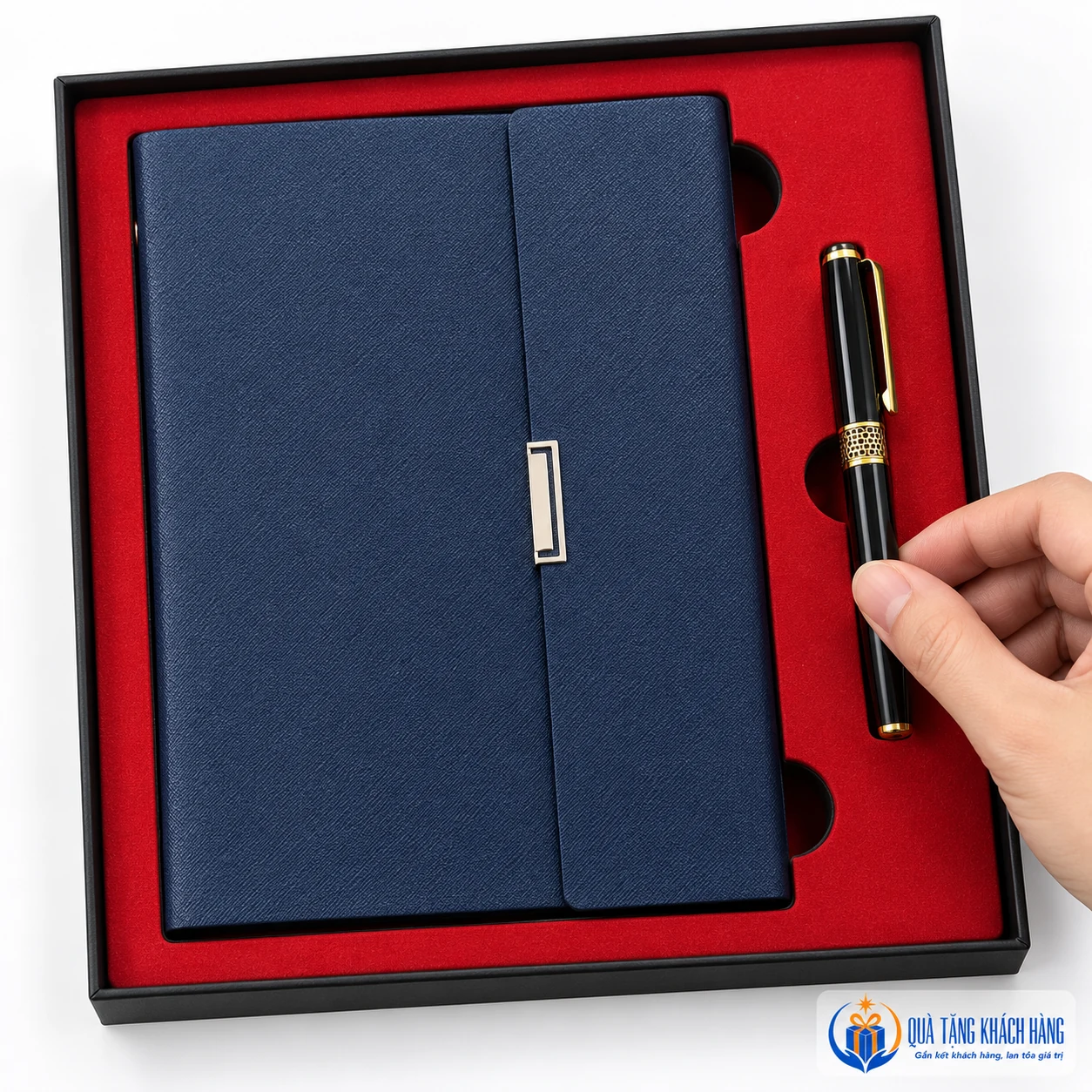 Cách đặt sổ còng và bút trong khay đỏ