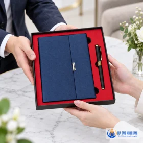 Minh họa trao bộ sổ còng và bút cho khách hàng