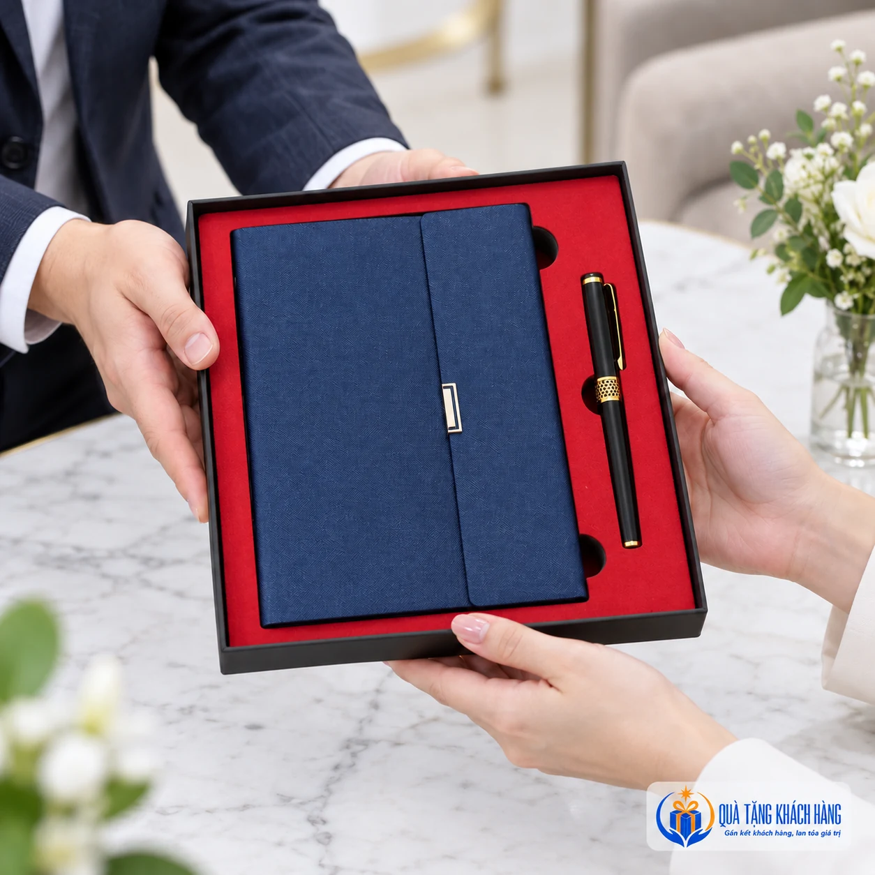 Minh họa trao bộ sổ còng và bút cho khách hàng