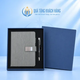 Bộ sổ bìa xám và bút đen trong hộp xanh