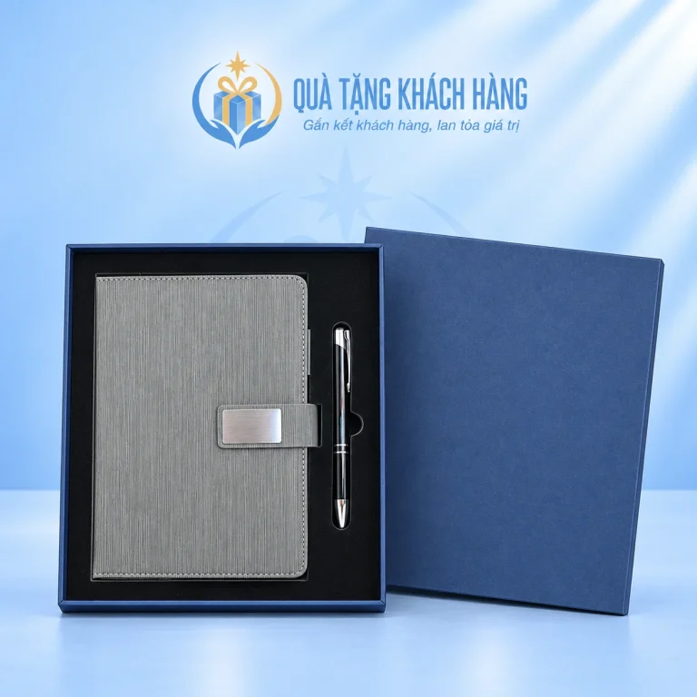 Bộ sổ bìa xám và bút đen trong hộp xanh