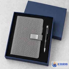 Chi tiết vân dọc và tai kim loại trên sổ xám