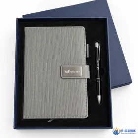 Mô phỏng khắc logo MỘC VIỆT trên sổ và bút