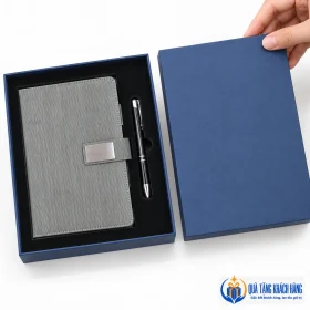 Sổ và bút trong khay đen với nắp hộp rời