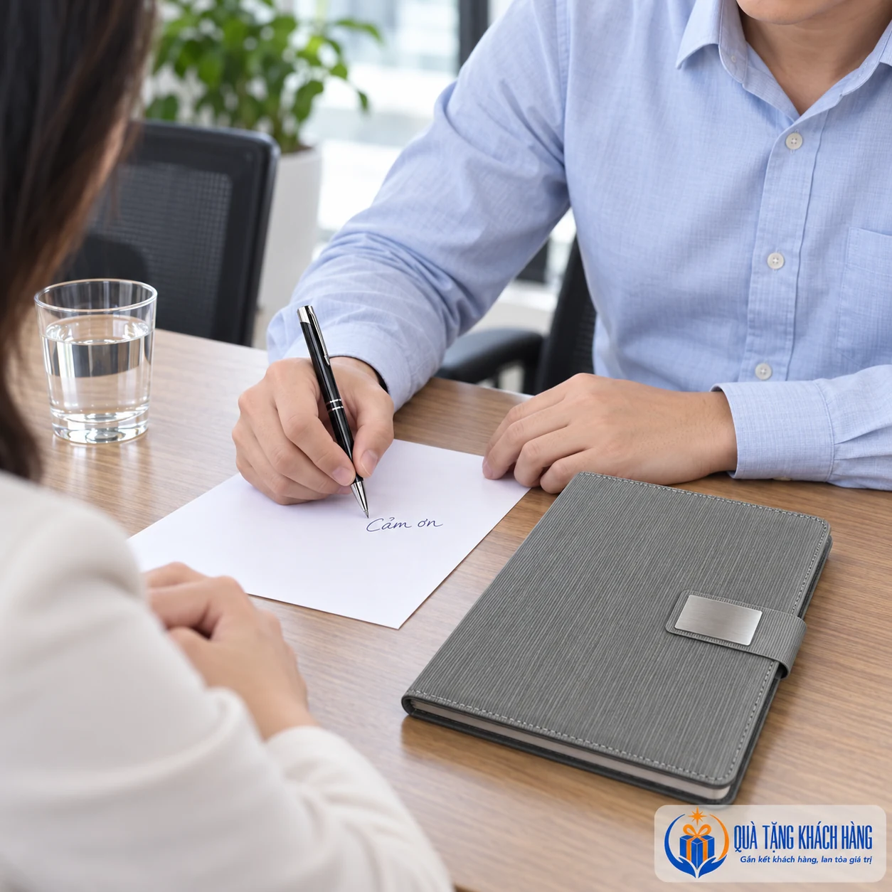 Minh họa bộ sổ bút trong cuộc gặp công việc