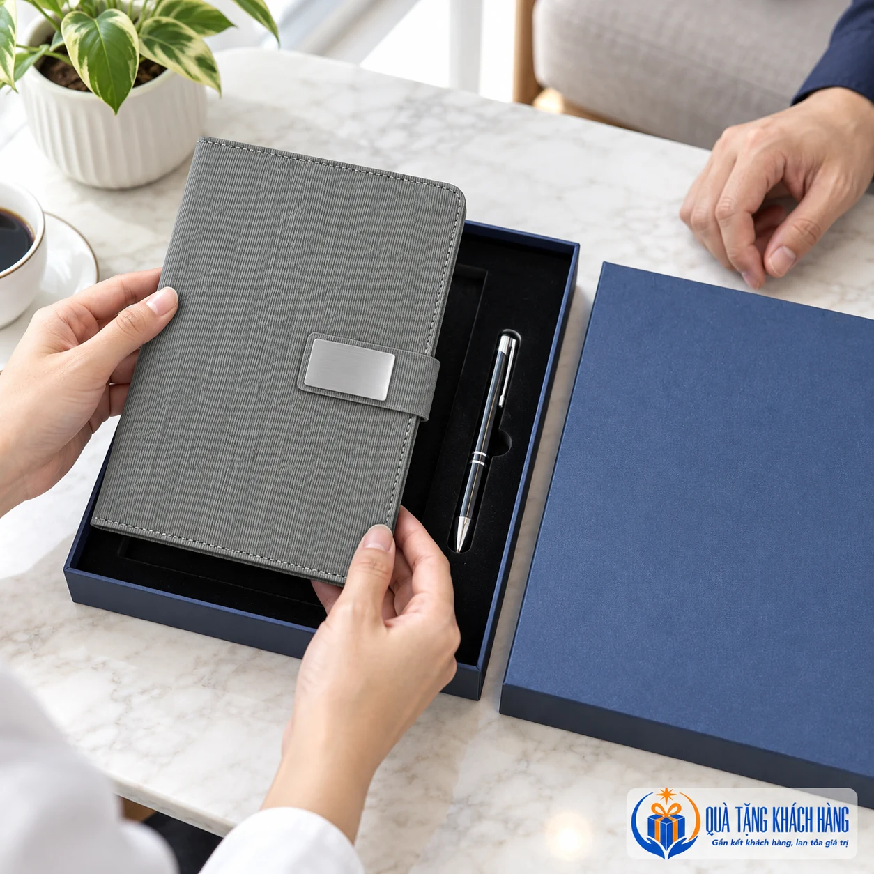 Minh họa nhận bộ sổ bút trong hộp