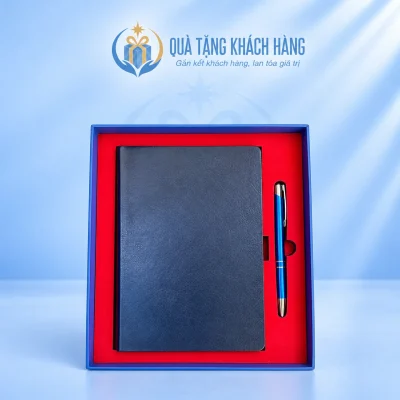 Bộ sổ xanh đậm và bút xanh trong khay đỏ
