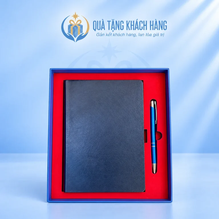Bộ sổ xanh đậm và bút xanh trong khay đỏ
