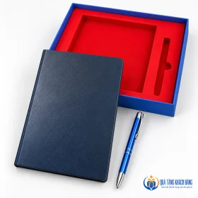 Chi tiết bìa sổ xanh đậm và bút kim loại xanh