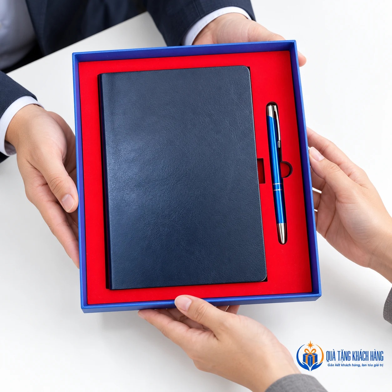 Minh họa trao bộ sổ xanh và bút trong hộp