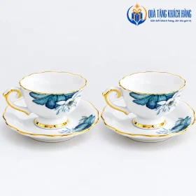 Chi tiết hai tách miệng lượn với quai cong và họa tiết sen xanh