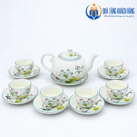 Dáng ấm tròn và sáu tách men kem họa tiết sen